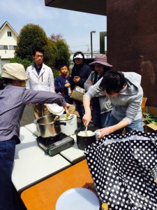 みんなで昼食の準備