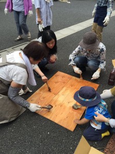 楽農くらぶ　みんなで柿渋をぬりぬり〜♪