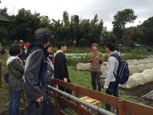 楽農くらぶ　荻野さんにファーム内を案内いただく